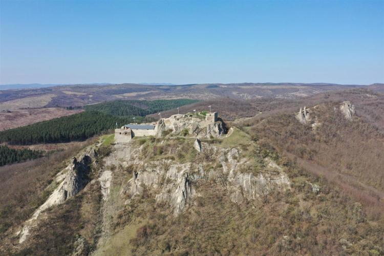 Sziklaoltár a Tarna fölött