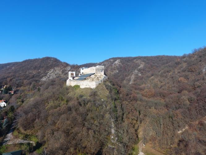 Vár