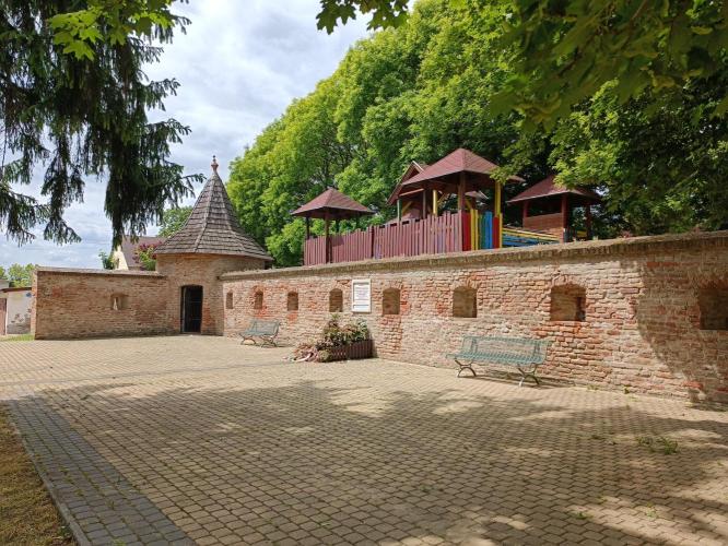 Református templom és erődfal