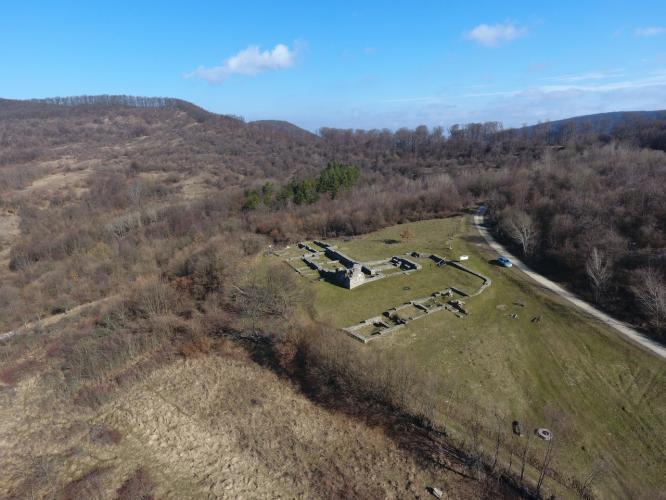 erődített pálos kolostor