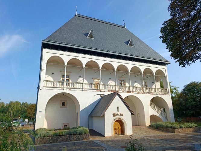 Báthori-várkastély, castellum