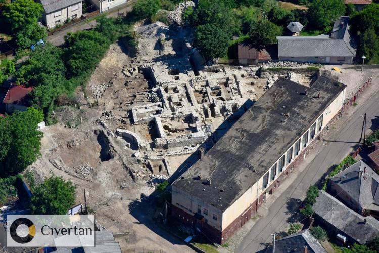 Koraközépkori udvarház