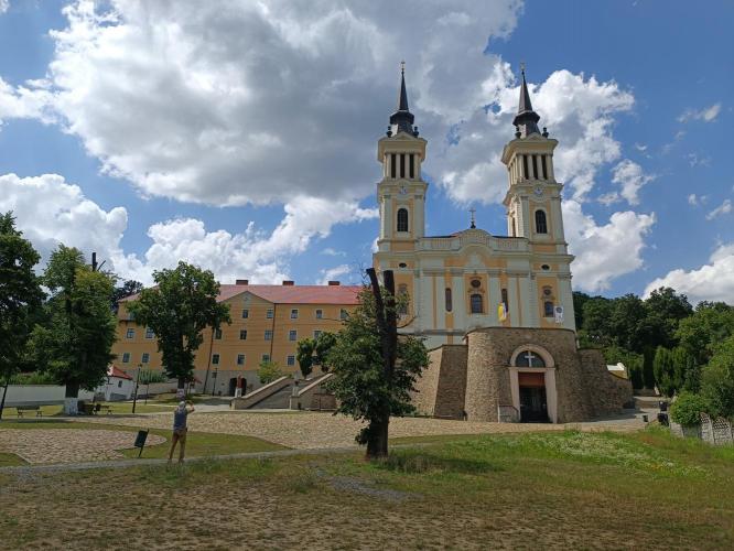 Máriaradna, kegytemplom - kolostor
