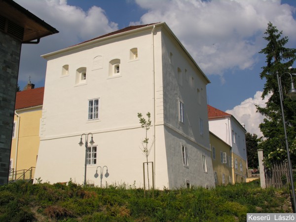 Vár